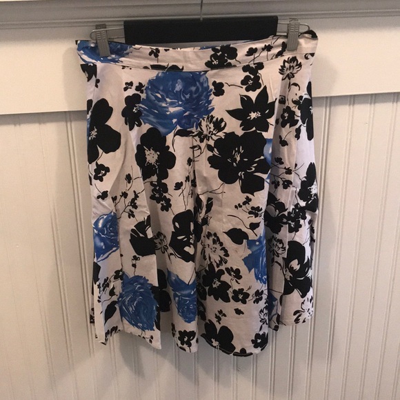 Floral skirt - Picture 1 of 3